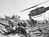 Американские солдаты во время битвы в долине Йа-Дранг, Вьетнам. 1965 год Американские солдаты во время битвы в долине Йа-Дранг, Вьетнам. 1965 год