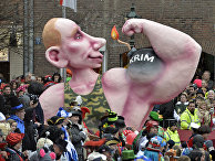 Фигура, изображающая Путина, на карнавале в Дюссельдорфе, Германия Фигура, изображающая Путина, на карнавале в Дюссельдорфе, Германия
