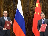 Министр иностранных дел РФ Сергей Лавров и министр иностранных дел КНР Ван И во время встречи в Гуйлине Министр иностранных дел РФ Сергей Лавров и министр иностранных дел КНР Ван И во время встречи в Гуйлине