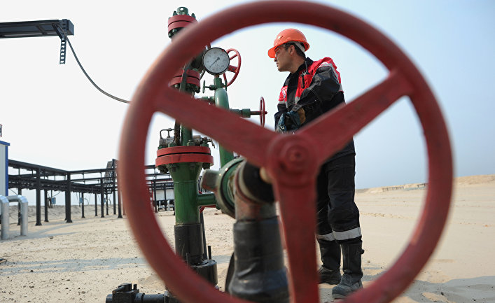 Оператор по добыче нефти компании "Лукойл" на нефтяном кусте в районе города Когалым Оператор по добыче нефти компании "Лукойл" на нефтяном кусте в районе города Когалым