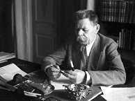 Максим Горький на своей даче в Горках. Июль 1935 Максим Горький на своей даче в Горках. Июль 1935