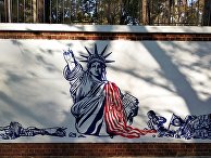 Граффити перед бывшим посольством США в Тегеране Граффити перед бывшим посольством США в Тегеране
