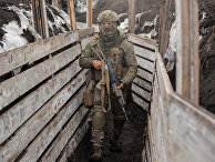 Украинский военный на линии разграничения между ДНР и Украиной Украинский военный на линии разграничения между ДНР и Украиной