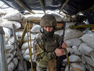 Военнослужащий вооруженных сил Украины в районе города Золотое Луганской области Военнослужащий вооруженных сил Украины в районе города Золотое Луганской области