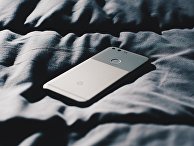 Смартфон в постели Смартфон в постели