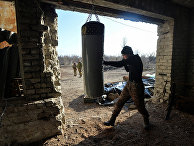 Украинский военный на линии разграничения между ДНР и Украиной Украинский военный на линии разграничения между ДНР и Украиной