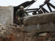 Украинский военный на линии разграничения между ДНР и Украиной Украинский военный на линии разграничения между ДНР и Украиной