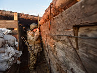 Украинский военный на линии разграничения между ДНР и Украиной под Донецком Украинский военный на линии разграничения между ДНР и Украиной под Донецком