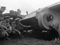 Июль 1943 года. Артиллеристы изучают новую технику противника, подбитую ими на поле боя на Курской дуге. Июль 1943 года. Артиллеристы изучают новую технику противника, подбитую ими на поле боя на Курской дуге.