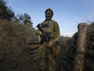 Солдат украинских вооруженных сил неподалеку от Луганска, Украина Солдат украинских вооруженных сил неподалеку от Луганска, Украина