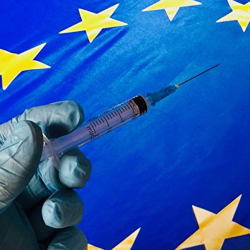 Медицинский шприц на фоне флага ЕС