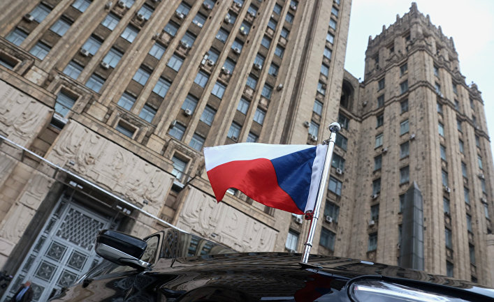 Флаг на автомобиле посла Чехии в РФ возле здания МИД РФ в Москве