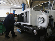 Рабочие собирают автомобиль ГАЗ-3309 в цехе сборки автомобилей ГАЗ-3309 Рабочие собирают автомобиль ГАЗ-3309 в цехе сборки автомобилей ГАЗ-3309