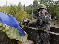 Украинский военнослужащий разговаривает по мобильному телефону на позиции вблизи города Первомайск Луганской области Украинский военнослужащий разговаривает по мобильному телефону на позиции вблизи города Первомайск Луганской области