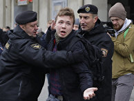 Белорусская полиция задерживает журналиста Романа Пратасевича в Минске Белорусская полиция задерживает журналиста Романа Пратасевича в Минске