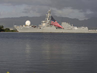Моряки ВМС США стоят на палубе корабля в Перл-Харбор, Гавайи Моряки ВМС США стоят на палубе корабля в Перл-Харбор, Гавайи