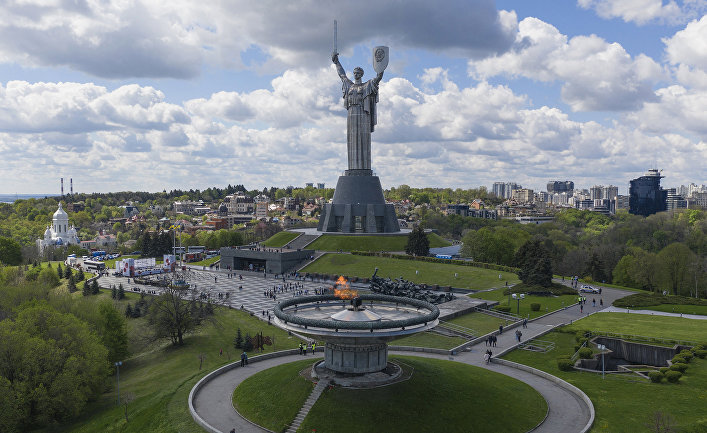 Скульптура «Родина-мать» в Киеве