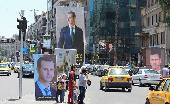 Плакаты с изображением президента Сирии Башара Асада в Дамаске, Сирия.