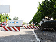 Боевая машина пехоты (БМП) на блок-посту на въезде в Мариуполь Боевая машина пехоты (БМП) на блок-посту на въезде в Мариуполь