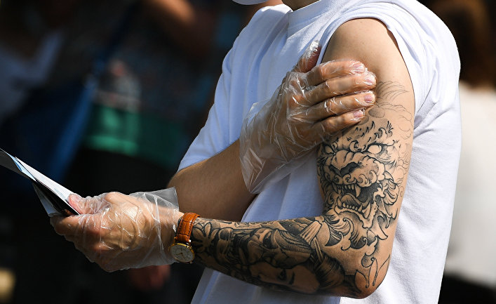 Житель Москвы после вакцинации от covid-19 в павильоне «Здоровая Москва» в парке «Музеон»