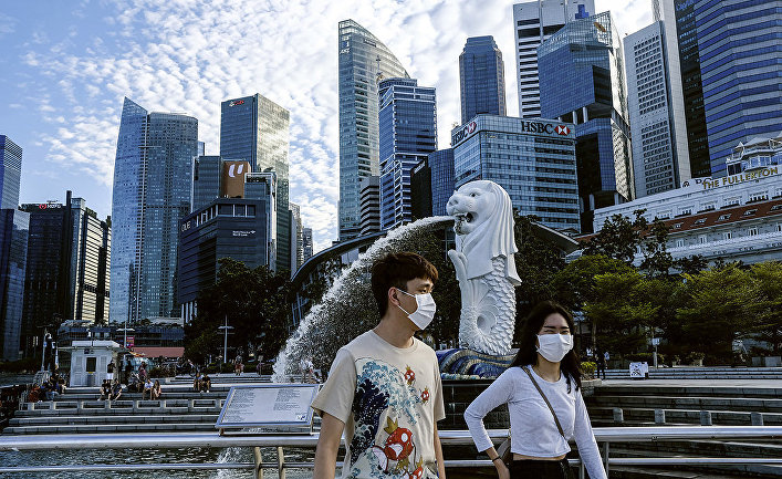 Прохожие у статуи Мерлайона в Сингапуре
