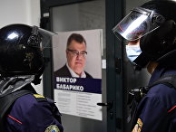 Сотрудники милиции у входа в штаб Виктора Бабарико Сотрудники милиции у входа в штаб Виктора Бабарико