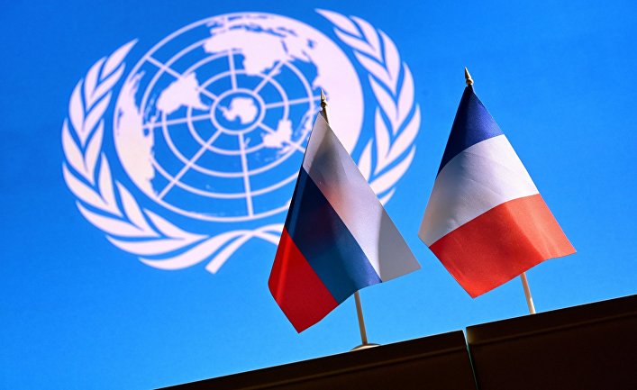 Государственные флаги России и Франции
