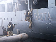 Военнослужащие сил специальных операций ВМС Украины во время военных учений Sea Breeze 2021 в порту Одессы, Украина Военнослужащие сил специальных операций ВМС Украины во время военных учений Sea Breeze 2021 в порту Одессы, Украина