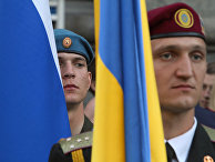 Российский и украинский знаменосцы во время генеральной репетиции совместного парада военнослужащих Вооруженных сил Украины, России и Белоруссии на Крещатике в Киеве Российский и украинский знаменосцы во время генеральной репетиции совместного парада военнослужащих Вооруженных сил Украины, России и Белоруссии на Крещатике в Киеве