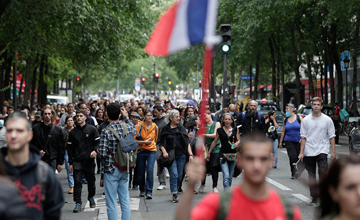 Марш в знак протеста против ужесточения антикоронавирусных мер в Париже