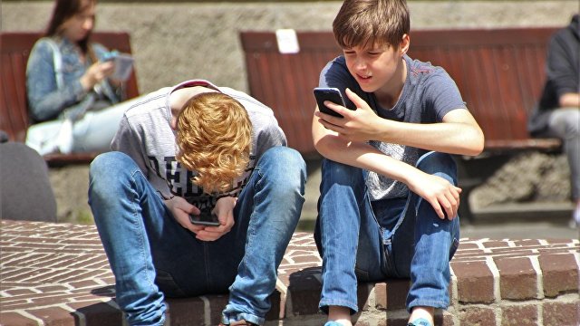Три примера негативного влияния смартфона: снижение концентрации, депрессия и ожирение (Toyo Keizai, Япония)