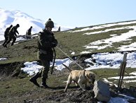 Саперы 201-й российской военной базы в Таджикистане ведут разминирвание учебно-тренировочного полигона Ляур Саперы 201-й российской военной базы в Таджикистане ведут разминирвание учебно-тренировочного полигона Ляур