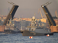 Военный корабль во время репетиции военно-морского парада в Санкт-Петербурге Военный корабль во время репетиции военно-морского парада в Санкт-Петербурге
