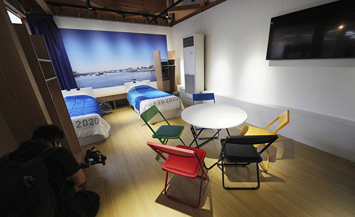 Копии мебели для спален Олимпийских деревень в демонстрационном зале в Токио