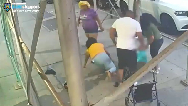 Fox News (США): 61-летнюю жительницу Нью-Йорка избили кастрюлей прямо на улице