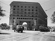 "Дом со скульптурами" в Подколокольном переулке. Москва, 1939 год "Дом со скульптурами" в Подколокольном переулке. Москва, 1939 год