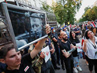 Участники митинга с фотографиями Виталия Шишова у посольства Беларуси в Киеве Участники митинга с фотографиями Виталия Шишова у посольства Беларуси в Киеве