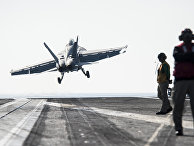 Самолет F/A-18F Super Hornet взлетает с палубы авианосца George H.W. Bush во время операции "Inherent Resolve" Самолет F/A-18F Super Hornet взлетает с палубы авианосца George H.W. Bush во время операции "Inherent Resolve"