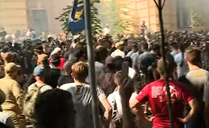 Столкновения в Киеве у офиса президента Столкновения в Киеве у офиса президента