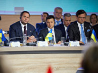 Президент Украины Владимир Зеленский и министр иностранных дел Украины Дмитрий Кулеба на саммите «Крымская платформа» в Киеве Президент Украины Владимир Зеленский и министр иностранных дел Украины Дмитрий Кулеба на саммите «Крымская платформа» в Киеве