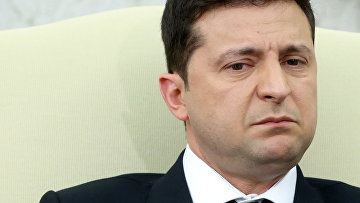 Президент Украины Владимир Зеленский наблюдает за происходящим во время встречи с президентом США Джо Байденом в Овальном кабинете Белого дома в Вашингтоне, США