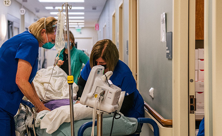 Медсестры отделения неотложной помощи ухаживают за пациентом в коридоре Хьюстонской методистской больницы Вудлендс