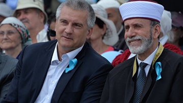 Глава Республики Крым Сергей Аксенов и муфтий мусульман Крыма хаджи Эмирали Аблаев во время памятных мероприятий, приуроченных к Дню памяти жертв депортации народов Крыма. 18 мая 2018