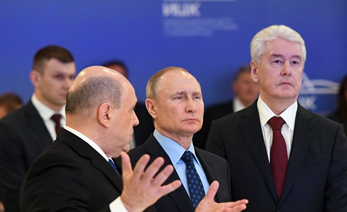 Президент РФ В. Путин посетил информационный центр по мониторингу ситуации с коронавирусом в Москве